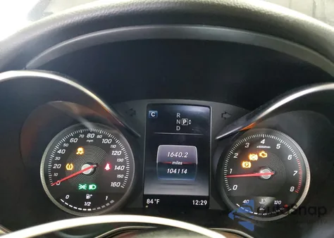 2015 Mercedes-Benz C 300 z USA, uszkodzony, nr VIN 55SWF4JB9FU084716